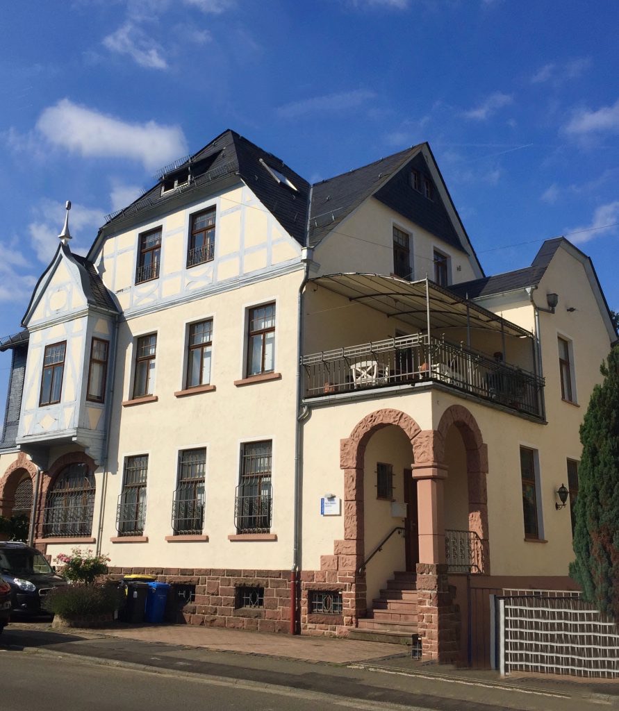 Fachwerkhaus der Zahnarztpraxis Aylin Skaletz in der Hofheimer Straße 35, Hofheim-Lorsbach